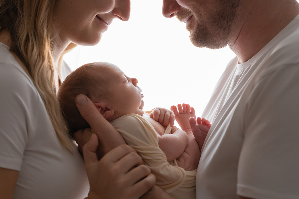 Dieses Mal zeige ich euch ein paar Neugeborenenbilder von einer Homestory. Babyfotografie in euren geschützen 4 Wänden. Sarah Herzfoto....