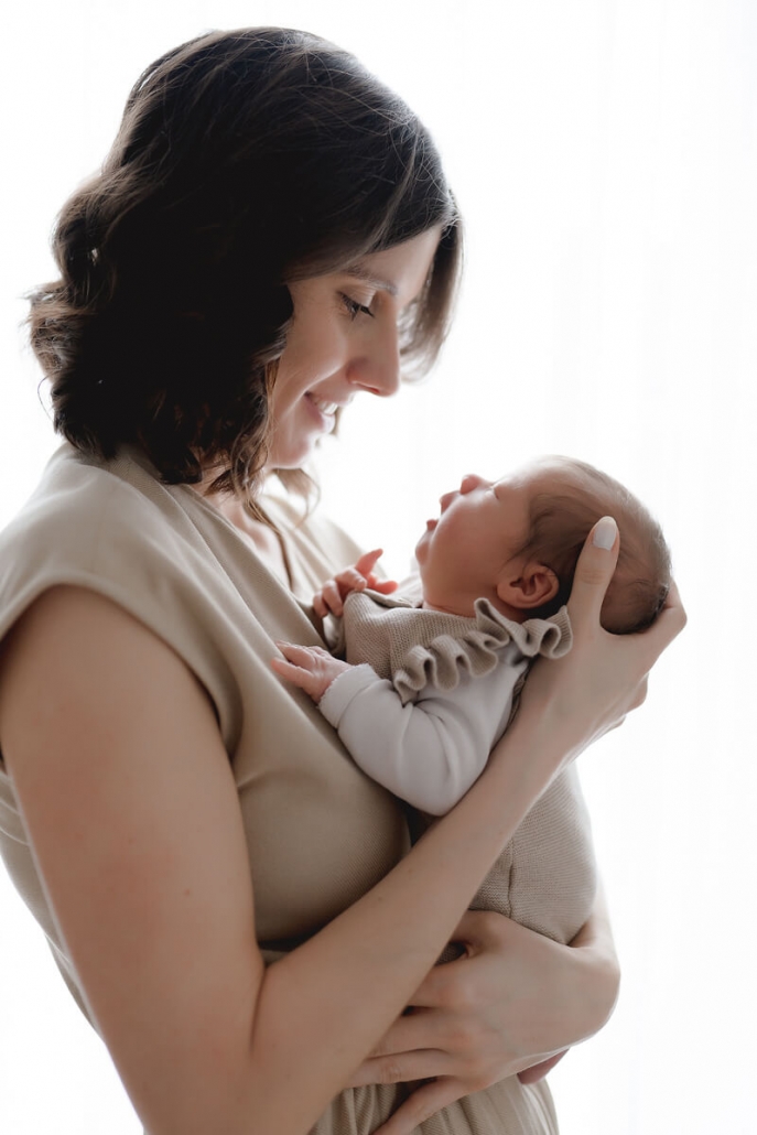 Homestory, Fotoshooting zu Hause, Mama mit Baby, Neugeborenenfotos in den eigenen 4 Wänden - - Sarah Herzfoto.