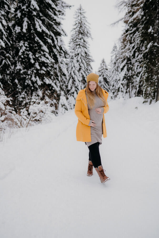 Schwangerschaftsbilder , Babybauchfotoshooting im Schnee