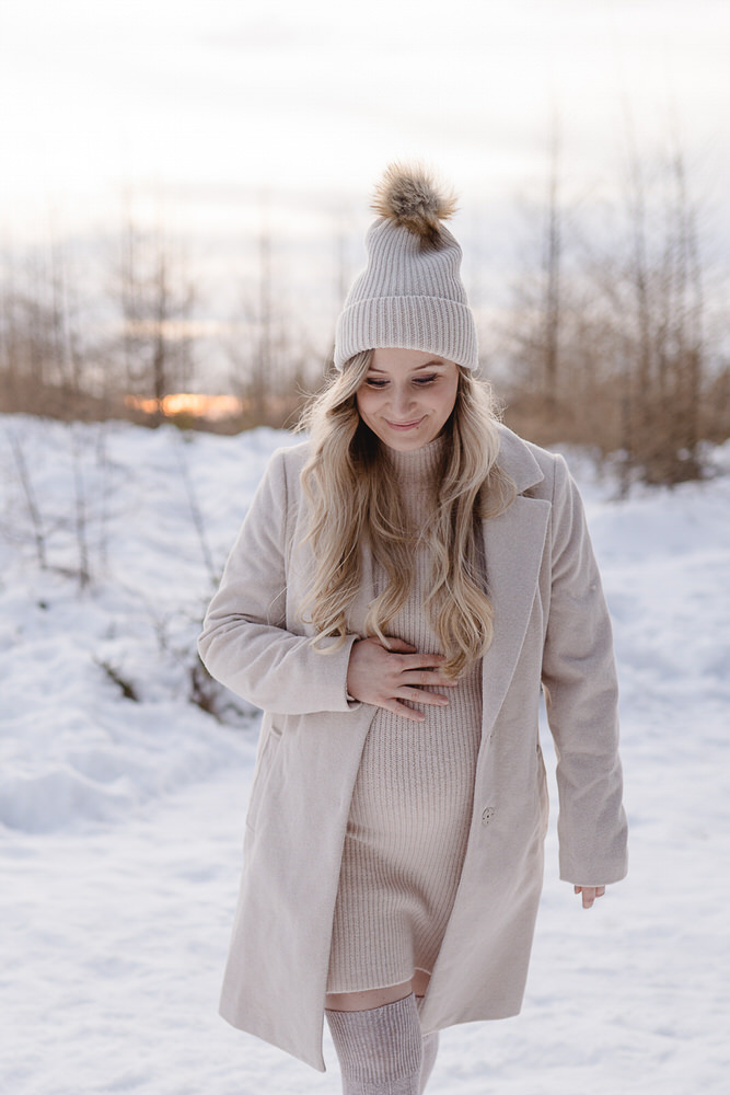 Babybauchbilder im Schnee, Steirische Fotografin die Outdoorbilder macht, Babybauchfotoshooting im Freien, Schwangerschaftsbilder