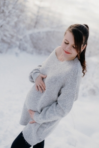 Dieses Mal zeige ich euch ein paar Babybauchbilder im Schnee | traumhafte Winterlandschaft und eine strahlende Baldmama mit rundem Babybauch