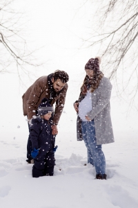 Babybauchbilder im Schnee, Steirische Fotografin die Outdoorbilder macht, Babybauchfotoshooting im Freien, Schwangerschaftsbilder