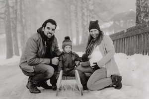 Babybauchbilder im Schnee, Steirische Fotografin die Outdoorbilder macht, Babybauchfotoshooting im Freien, Schwangerschaftsbilder