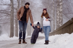 Outdoor Babybauch im Winter: Dieses Mal zeige ich euch ein paar Familienfotos im Schnee | lustiges Schlittenfahren und im Fokus der Babybauch