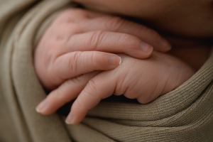Hände von Baby bei Babyfotoshooting
