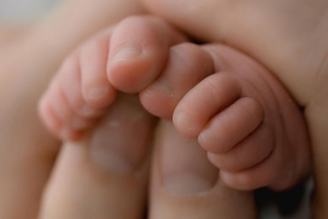 Detailfoto von den Füßen von einem Baby