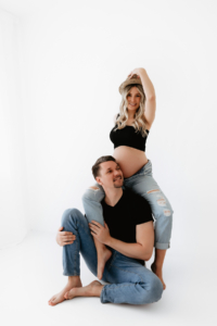 babybauch-2 Helle, positive Studioaufnahmen eines Paares beim Babybauchshooting, geprägt von Vorfreude und Nähe