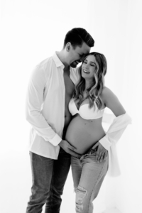 babybauch-3 Helle, positive Studioaufnahmen eines Paares beim Babybauchshooting, geprägt von Vorfreude und Nähe