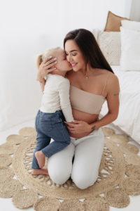 babybauchshooting1 Eine Familie in einem Studio bei einem edlen, zeitlosen Babybauchshooting, ruhig und stilvoll inszeniert