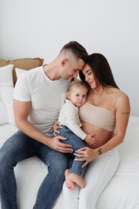 babybauchshooting2 Eine Familie in einem Studio bei einem edlen, zeitlosen Babybauchshooting, ruhig und stilvoll inszeniert