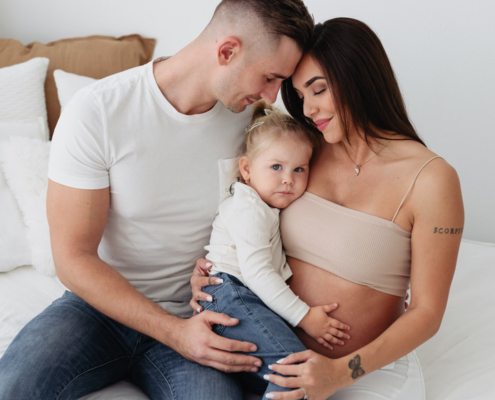 babybauchshooting2 Eine Familie in einem Studio bei einem edlen, zeitlosen Babybauchshooting, ruhig und stilvoll inszeniert