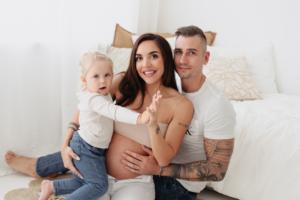 familienfotos3 Babybauchshooting Indoor und Outdoor, Fotostudio in der Steiermark - Sarah Herzfoto.