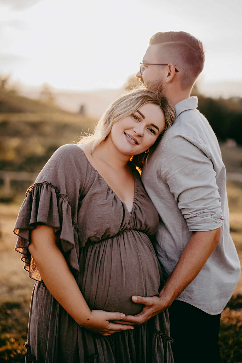 schwanger1 Ein Paar bei einem Schwangerschafts- und Babybauchshooting in den Bergen, aufgenommen im weichen Licht des Sonnenuntergangs mit einer warmen, natürlichen Stimmung