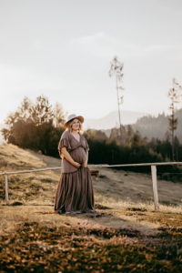schwanger2 Ein Paar bei einem Schwangerschafts- und Babybauchshooting in den Bergen, aufgenommen im weichen Licht des Sonnenuntergangs mit einer warmen, natürlichen Stimmung