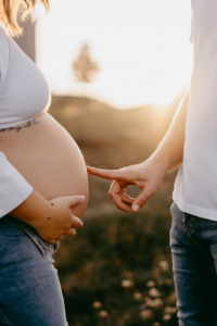 schwanger3 Ein Paar bei einem Schwangerschafts- und Babybauchshooting in den Bergen, aufgenommen im weichen Licht des Sonnenuntergangs mit einer warmen, natürlichen Stimmung