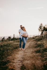schwanger4 Ein Paar bei einem Schwangerschafts- und Babybauchshooting in den Bergen, aufgenommen im weichen Licht des Sonnenuntergangs mit einer warmen, natürlichen Stimmung