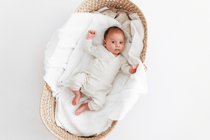 Baby liegt in einem schönen Korb bei einem Neugebornen Fotoshooting in Deutschlandsberg