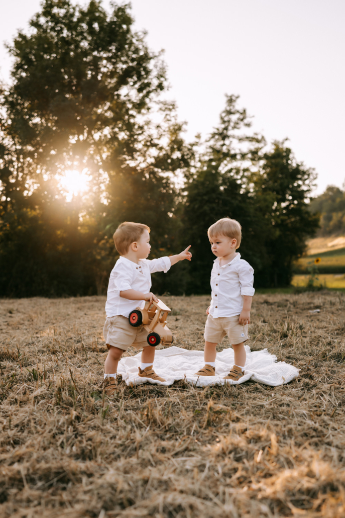 familienfotos-10 Zärtliche Familienmomente mit Zwillingen und ihren Eltern im Sonnenblumenfeld beim Sonnenuntergang