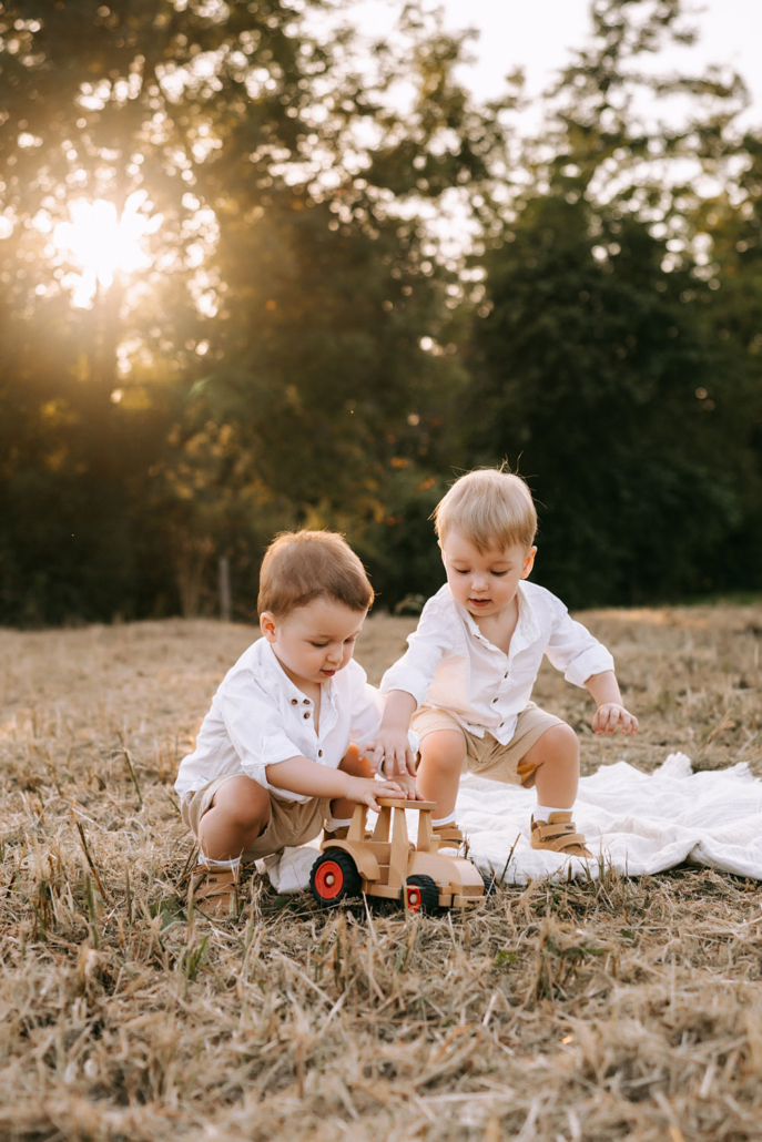 familienfotos-11 Zärtliche Familienmomente mit Zwillingen und ihren Eltern im Sonnenblumenfeld beim Sonnenuntergang