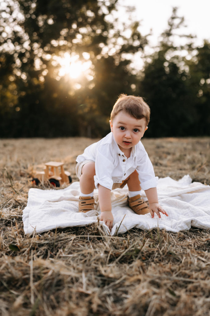 familienfotos-12 Zärtliche Familienmomente mit Zwillingen und ihren Eltern im Sonnenblumenfeld beim Sonnenuntergang