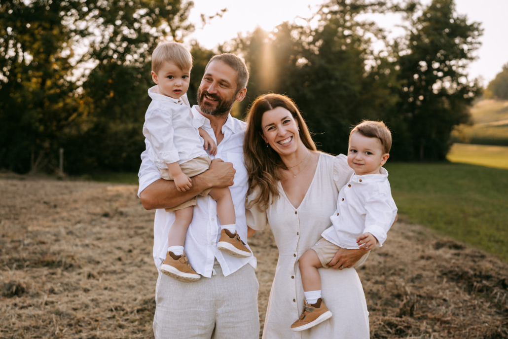 familienfotos-6 Zärtliche Familienmomente mit Zwillingen und ihren Eltern im Sonnenblumenfeld beim Sonnenuntergang