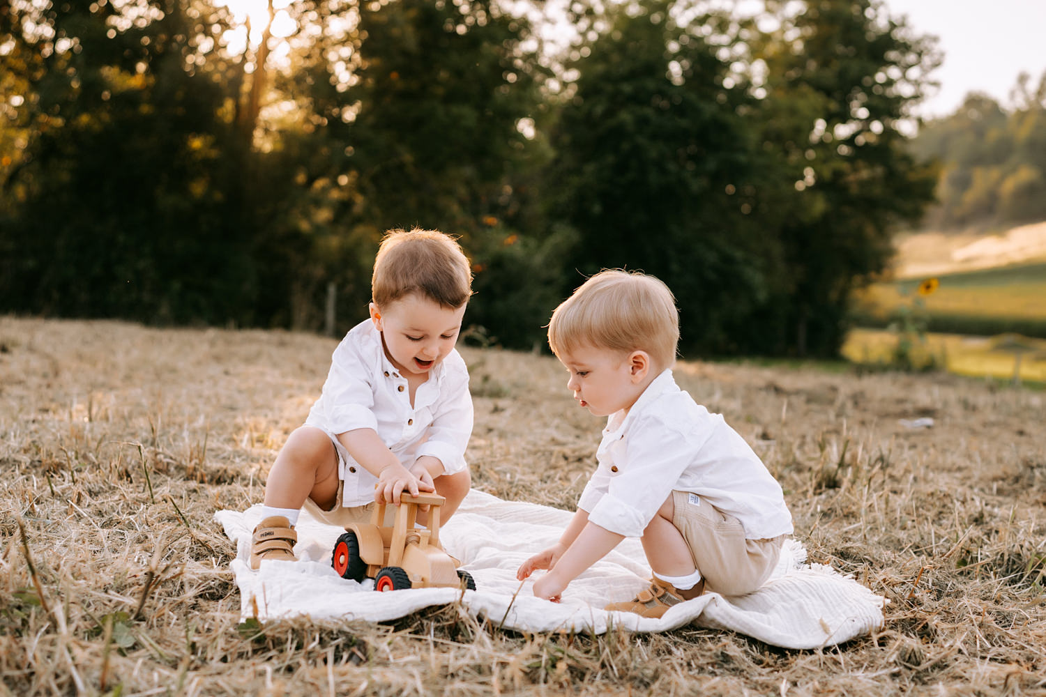 familienfotos-9 Zärtliche Familienmomente mit Zwillingen und ihren Eltern im Sonnenblumenfeld beim Sonnenuntergang