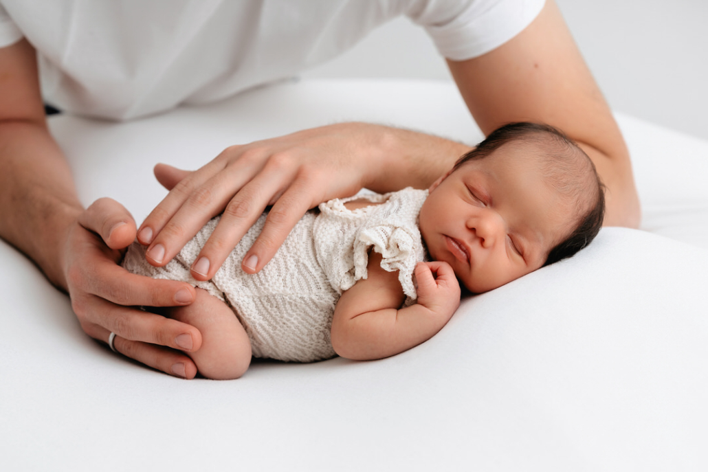 Babyfotos von Neugeborenen, Babyfotografie im Fotostudio, natürliche Babyfotos aus der Steiermark