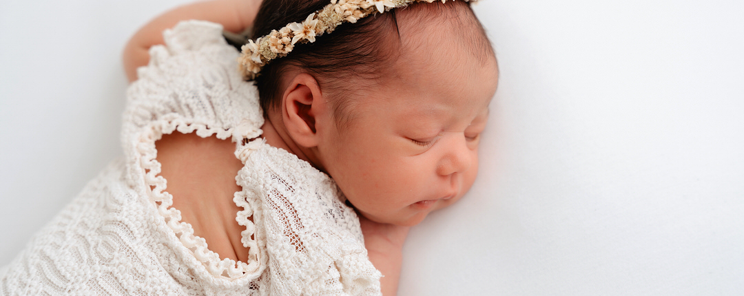 Babyfotos von Neugeborenen, Babyfotografie im Fotostudio, natürliche Babyfotos aus der Steiermark