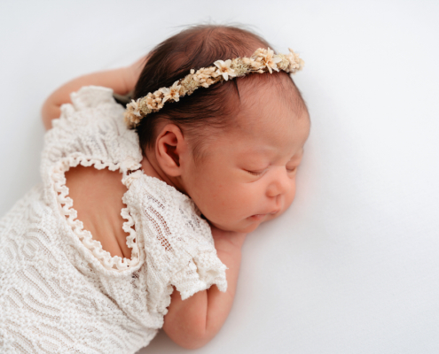 Babyfotos von Neugeborenen, Babyfotografie im Fotostudio, natürliche Babyfotos aus der Steiermark