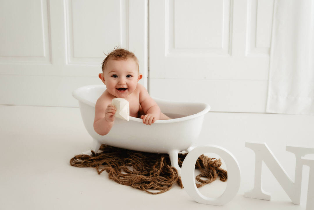 Badeshooting Baby nach Cakesmash zum ersten Geburtstag mit Haarkranz