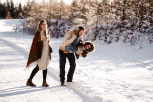 Spielen im Schnee bei einem Fotoshooting