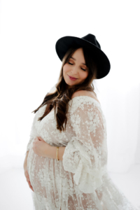 Sinnliche Babybauchfotos in meinem Fotostudio in Deutschlandsberg, zeitlose und authentische Erinnerungen mit viel Gefühl