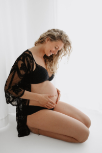 babybauch-ines-147 Schwangerschaftsfotos, Fotos vom Babybauch im Studio bei Sarah Herzfoto aus Deutschlandsberg in der Steiermark