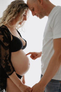 babybauch-ines-157 Schwangerschaftsfotos, Fotos vom Babybauch im Studio bei Sarah Herzfoto aus Deutschlandsberg in der Steiermark