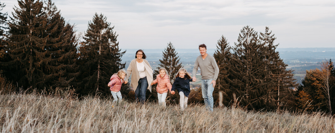 Eltern mit Kinder Familienfotos im Freien, Fotoshooting mit der Familie Steiermark - Sarah Herzfoto.