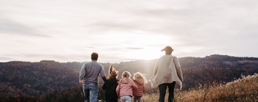 Eltern mit Kinder Familienfotos im Freien, Fotoshooting mit der Familie Steiermark - Sarah Herzfoto.