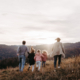 Eltern mit Kinder Familienfotos im Freien, Fotoshooting mit der Familie Steiermark - Sarah Herzfoto.