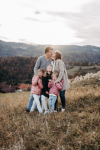 Eltern mit Kinder Familienfotos im Freien, Fotoshooting mit der Familie Steiermark - Sarah Herzfoto.