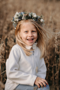 familienfotoshooting-8 Eltern mit Kinder Familienfotos im Freien, Fotoshooting mit der Familie Steiermark - Sarah Herzfoto.