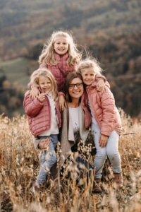 Eltern mit Kinder Familienfotos im Freien, Fotoshooting mit der Familie Steiermark - Sarah Herzfoto.