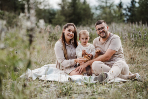 Familienfotos in der Natur, Fotoshooting Familie Steiermark Graz, Sarah Herzfoto.