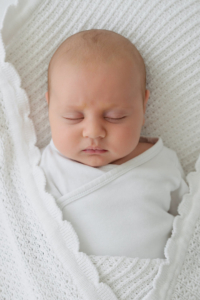 babyfotografie-14 Babyfotos in den ersten Lebenswochen, mehrere Wochen alt, Homestory, natürliche Bilder von deinem Baby - Sarah Herzfoto.