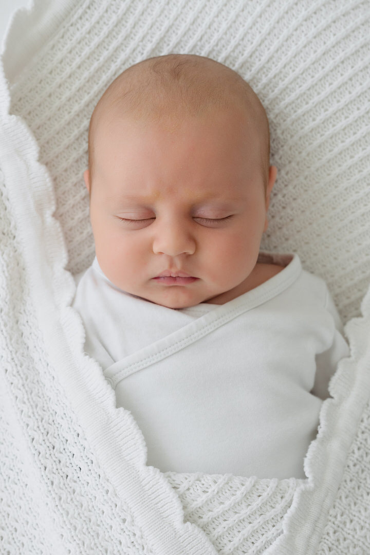 babyfotografie-14 Babyfotos in den ersten Lebenswochen, mehrere Wochen alt, Homestory, natürliche Bilder von deinem Baby - Sarah Herzfoto.