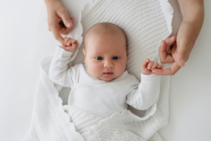 babyfotografie-16 Babyfotos in den ersten Lebenswochen, mehrere Wochen alt, Homestory, natürliche Babyfotos - Sarah Herzfoto.