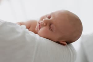 babyfotografie-18 Babyfotos in den ersten Lebenswochen, mehrere Wochen alt, Homestory, natürliche Babyfotos - Sarah Herzfoto.