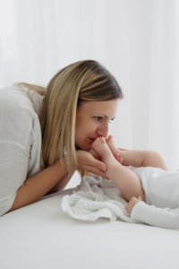 babyfotografie-6 Babyfotos in den ersten Lebenswochen, mehrere Wochen alt, Homestory, natürliche Bilder von deinem Baby - Sarah Herzfoto.