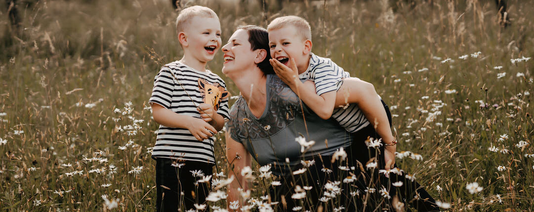 Authentische Familienfotos | auf Wiesen, Feldern, in den Bergen oder in Wäldern, unvergessliche Erinnerungen von der Familie - Sarah Herzfoto.