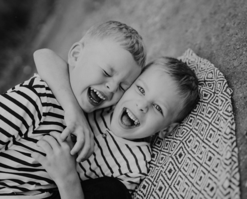 familienfotos-20 Authentische Familienfotos | auf Wiesen, Feldern, in den Bergen oder in Wäldern, unvergessliche Erinnerungen von der Familie - Sarah Herzfoto.