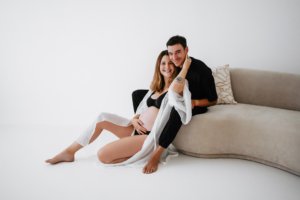 hrz-105 Werdende Eltern im Fotoatelier Herzfoto – Babybauch Shooting mit natürlichem Licht