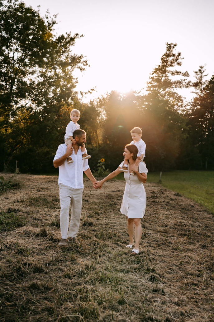 familienfotoshooting13 Natürliche Familienfotografie mit Zwillingen im goldenen Sonnenuntergang